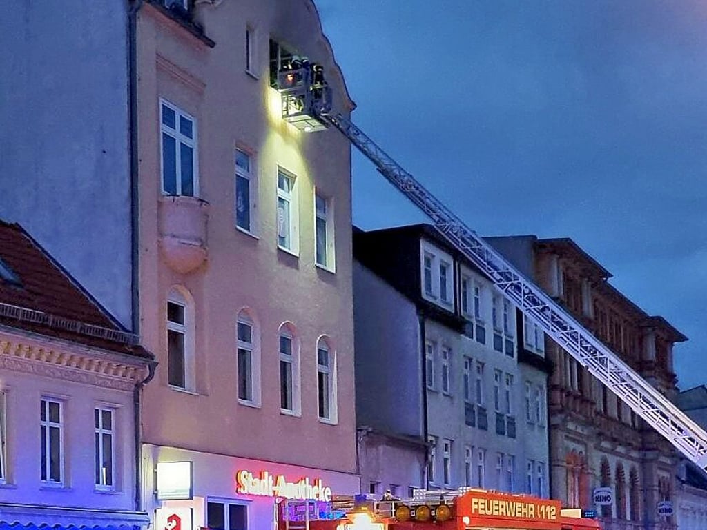 Die Feuerwehr setzte im Dezember 2024 in der Weintraubenstraße auch die Drehleiter ein.