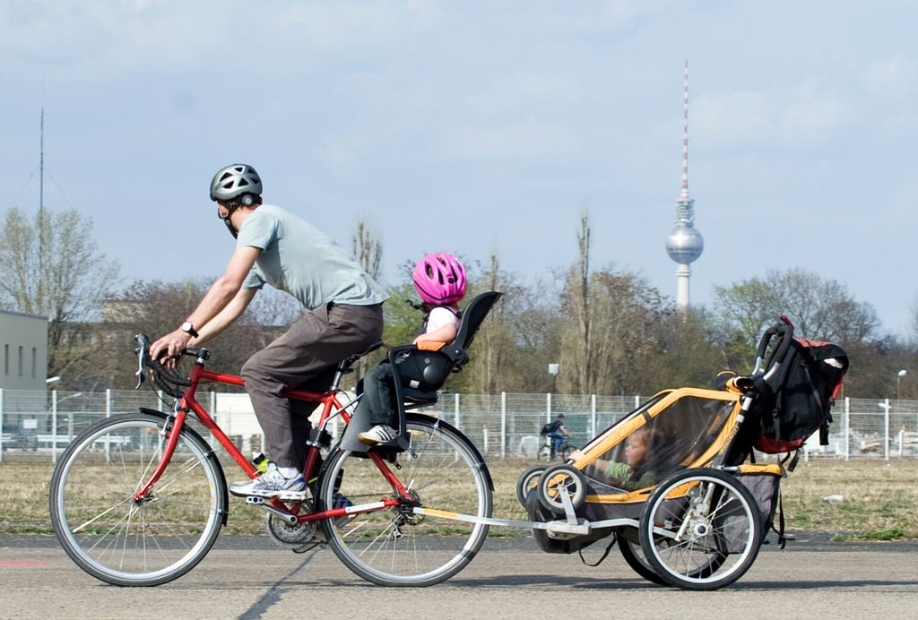 Die Straßenverkehrsordnung erlaubt den Transport von Kindern bis sieben Jahren nur in speziellen Sitzen oder Anhängern.