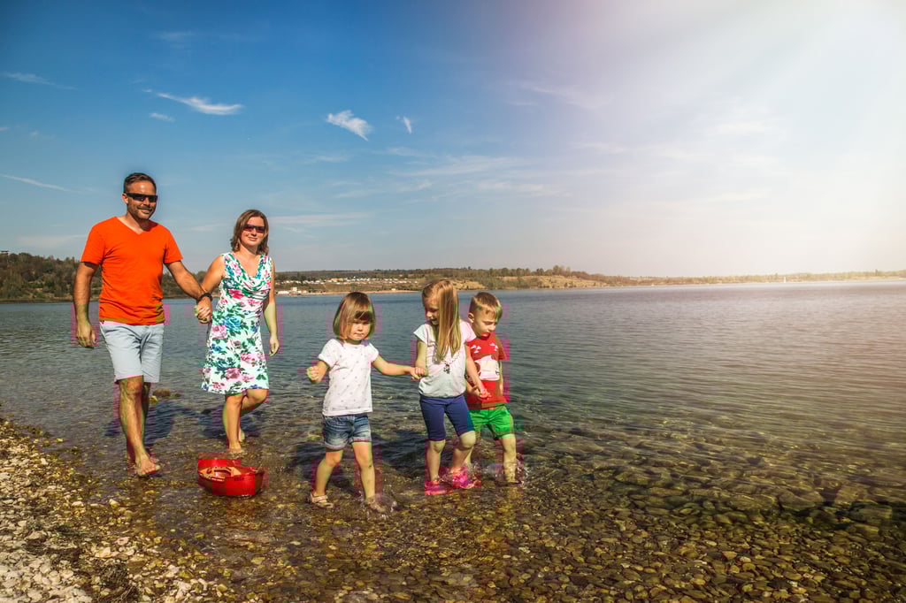 Familienzeit am Geiseltalsee: Gemeinsam baden, Boot fahren oder am Strand entspannen – das größte künstliche Gewässer Deutschlands ist ein Paradies für Kinder und Eltern.