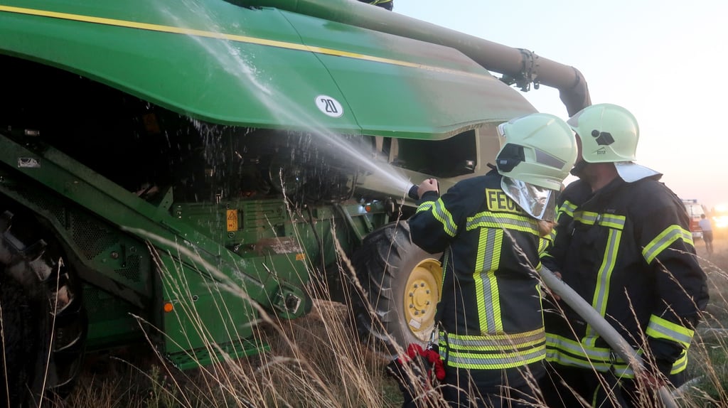 Den Brand am Mähdrescher löschte die Feuerwehr am Mittwochabend.