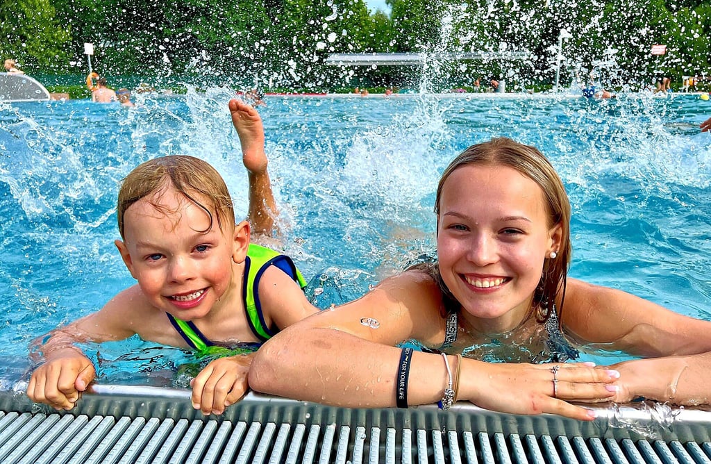 Badespaß im Schwimmbad Alsleben hatten auch Michelle und ihr kleiner Bruder Jos.