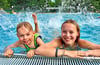 Badespaß im Schwimmbad Alsleben hatten auch Michelle und ihr kleiner Bruder Jos. 