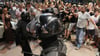 Bei Protesten gegen die Regierung in Serbien kommt es zu Auseinandersetzungen zwischen Polizei und Regierungsanhängern. (Archivbild)