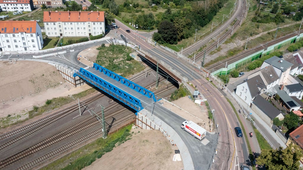 Das „Blaue Wunder“ von Roßlau steht vor der Fertigstellen: Am Freitag, 22. August, ist die Freigabe der Ersatzbrücke geplant.