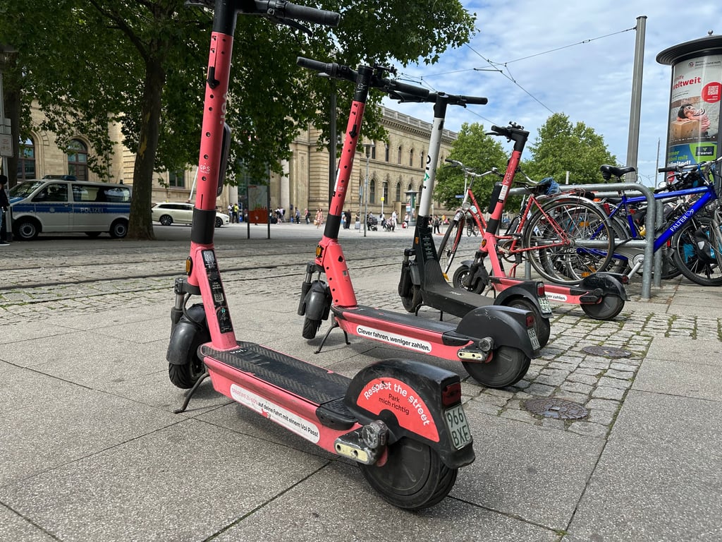 E-Scooter stehen unter anderem vor dem Hauptbahnhof in Magdeburg und können geliehen werden.