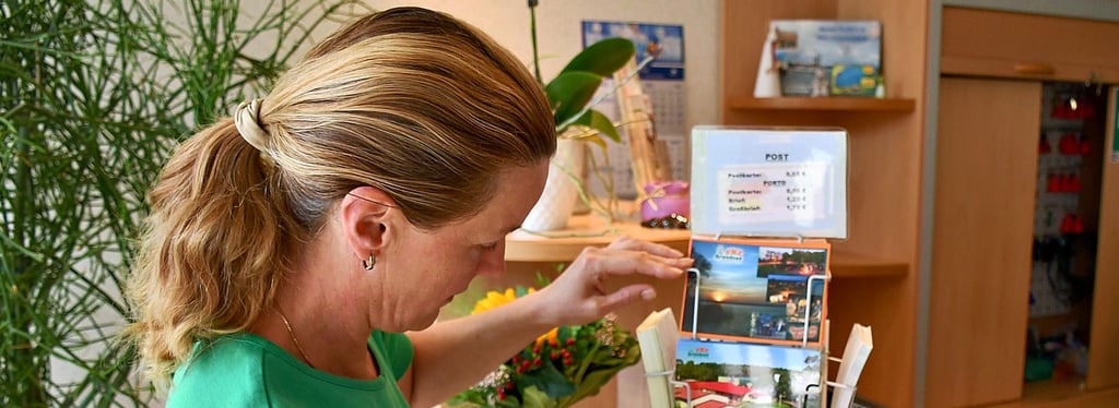 Kirsten Hohmeyer stöbert am KiEZ-Postkartenständer.