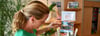 Kirsten Hohmeyer stöbert am KiEZ-Postkartenständer. 