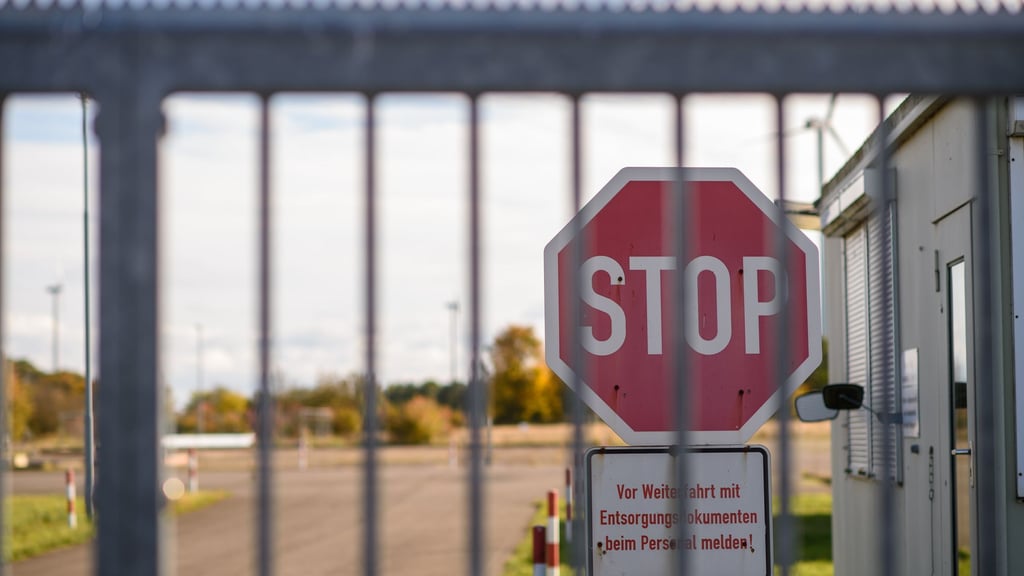 Darf kontaminierter Müll in Brüchau bleiben? Nun gab es eine Entscheidung. (Symbolbild)