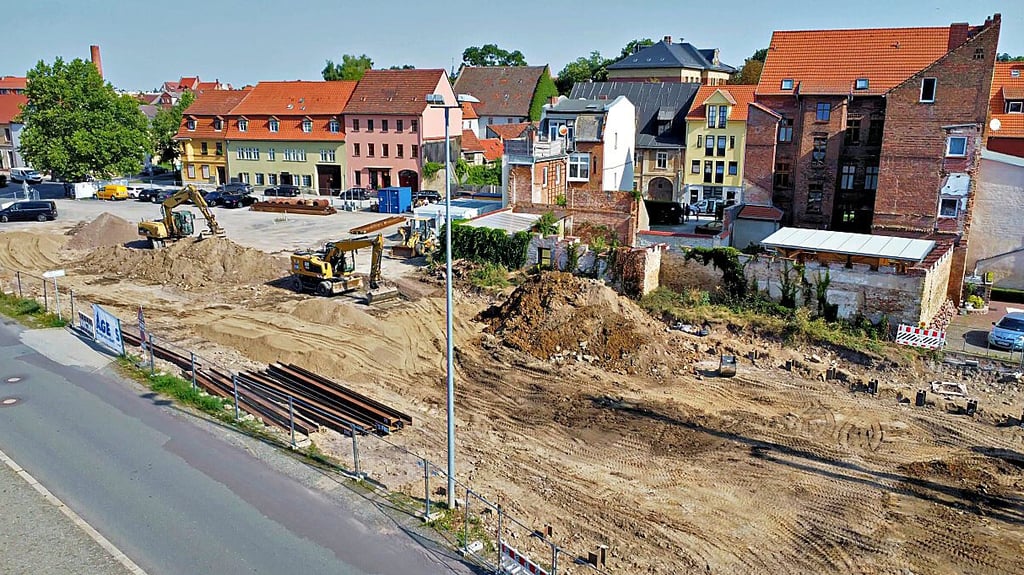 Ein Blick über die innerstädtische Großbaustelle für das künftige Justizzentrum am Ascherslebener Burgplatz.