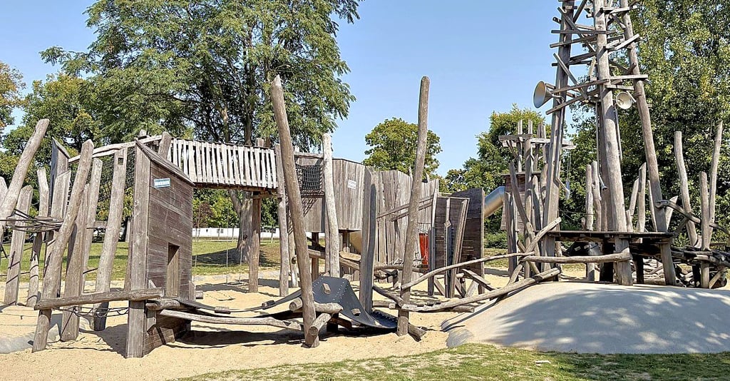 Auf dem als Traumfabrik konzipierten Spielplatz im Goethepark in Burg kam es zu einem Ekel-Vorfall, derfür Aufregung sorgt.