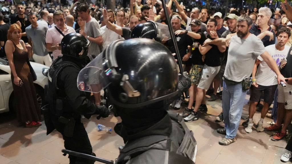 Bei Protesten gegen die Regierung in Serbien kommt es zu Auseinandersetzungen zwischen Polizei und Regierungsanhängern. (Archivbild)