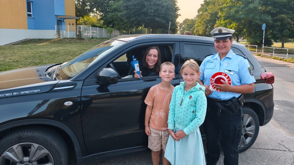 RBB Eva-Maria Sobert mit den Drittklässlern Paula und Finn bei der Kontrolle.