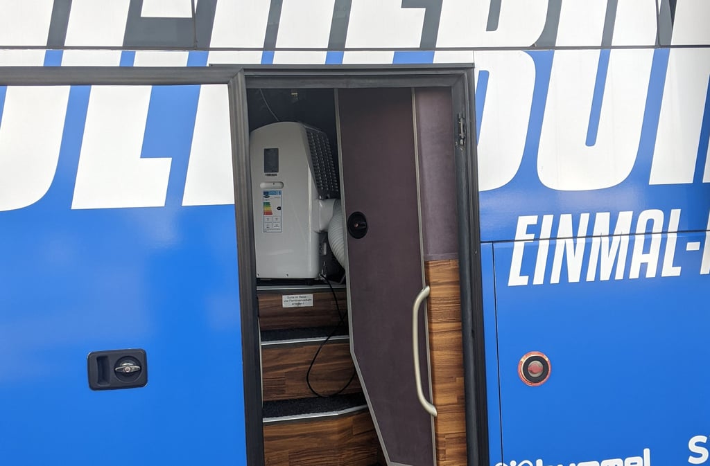 Kuriose Konstruktion: Die mobile Klimaanlage im FCM-Bus.
