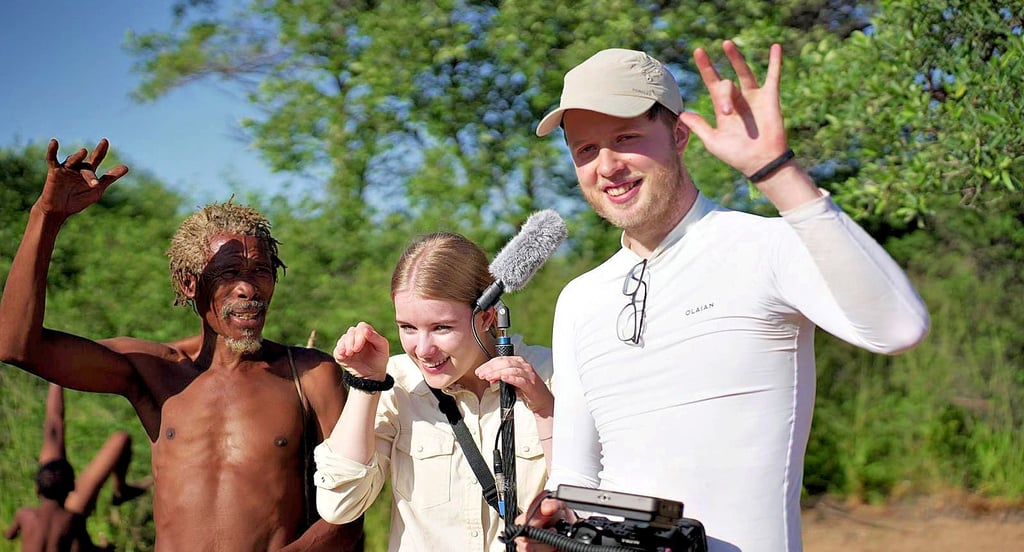 Henning Kopp und Franka Luisa Fischer während ihrer Dreharbeiten in Namibia beim Stamm der Hoansi-San. Jäger und Sammler mit besonderer Sprache.