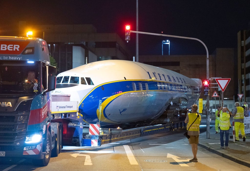 Per Schwertransport kommt das historische Flugzeug nach Frankfurt.