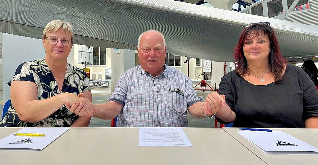 Heike Schröter (links) und Kathrin Tauer besiegeln mit Klaus-Lothar Bebber die Patenschaften.