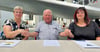 Heike Schröter (links) und Kathrin Tauer besiegeln mit Klaus-Lothar Bebber die Patenschaften.