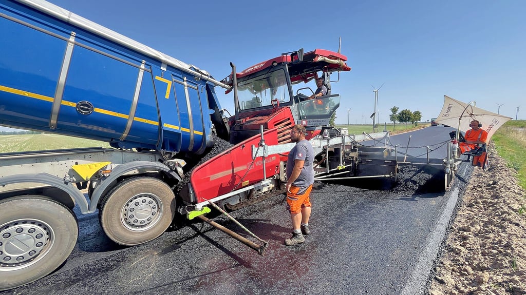 Mit dem Asphaltfertiger vom Typ SUPER 2100 3i entsteht Schicht für Schicht eine neue Fahrbahn auf der B 183 zwischen der A 9 und Zörbig.