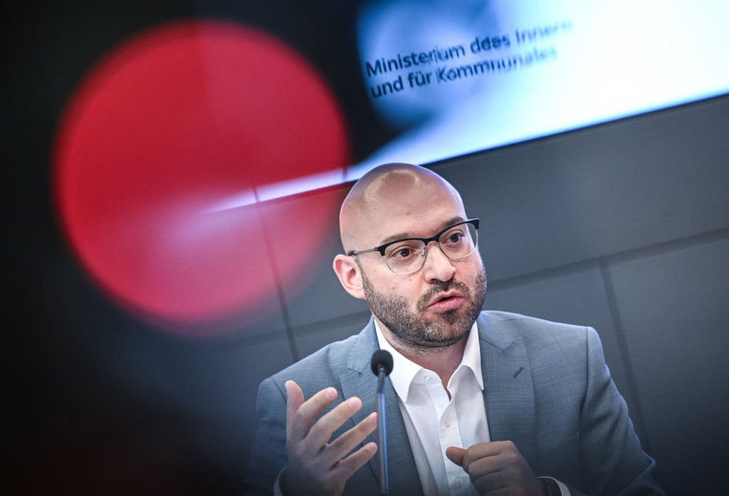 Brandenburgs Innenminister René Wilke (parteilos) ist überzeugt, dass die AfD den demokratischen Staat zerstören will.
