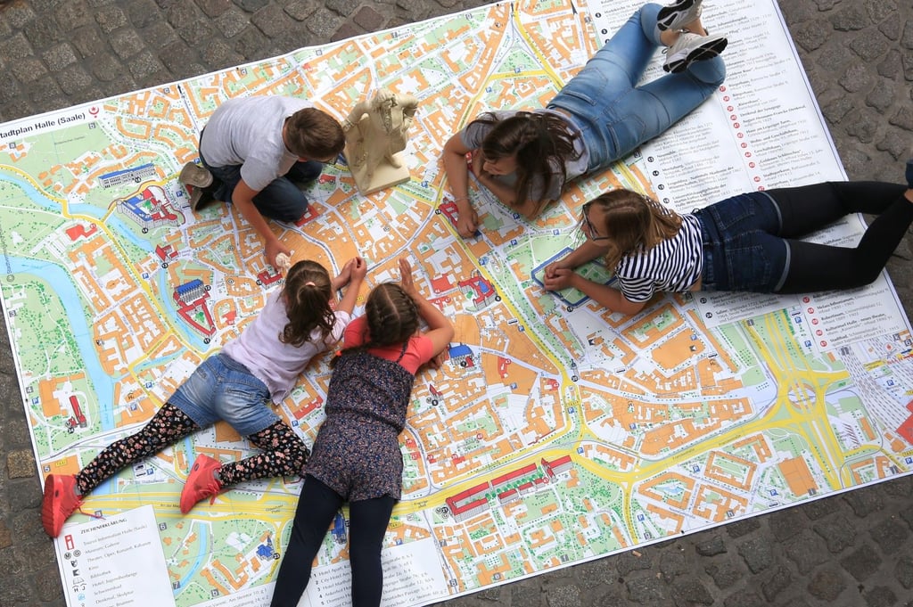 Kinder auf Entdeckungstour in Halle: Bei der Führung „Auf kleinen Füßen“ lernen sie spielerisch die Altstadt, Museen und spannenden Sehenswürdigkeiten kennen.