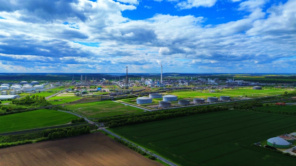 Industrielle Abwärme der TotalEnergies-Raffinerie in Leuna soll künftig Wohnungen in Leipzig beheizen.