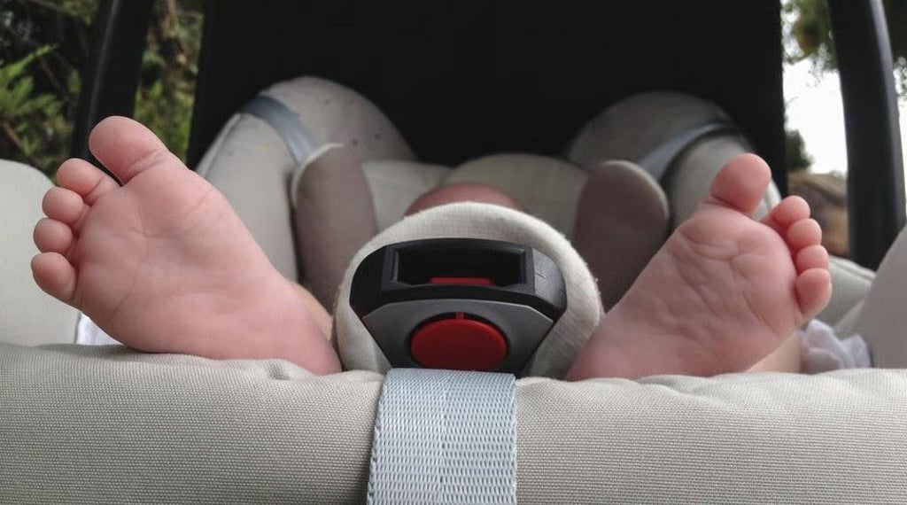 Immer wieder sterben Kinder, weil sie bei Sommerhitze im Auto zurückgelassen werden – oft unabsichtlich. Experten sprechen vom ‚Forgotten Baby Syndrom‘.