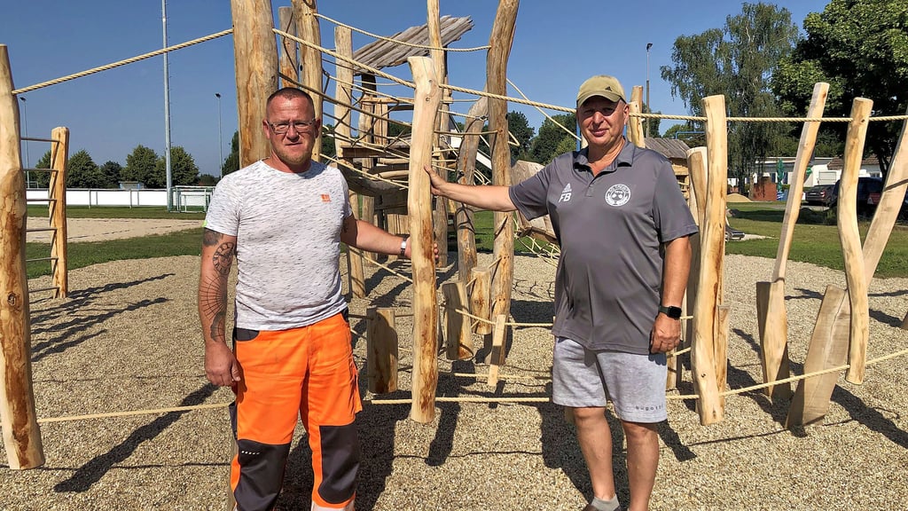 Vereinschef Matthias Kleffe und Schatzmeister Frank Bläsing bei den nagelneuen Spielgeräten