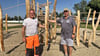 Vereinschef  Matthias Kleffe und Schatzmeister   Frank Bläsing bei den nagelneuen Spielgeräten  