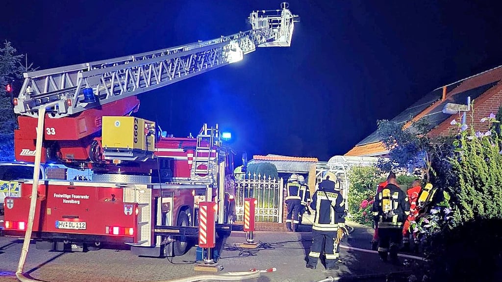 Die erst vor wenigen Tagen offiziell in Dienst gestellte Drehleiter hat sich bei ihrem ersten Löscheinsatz in Havelberg bewährt.