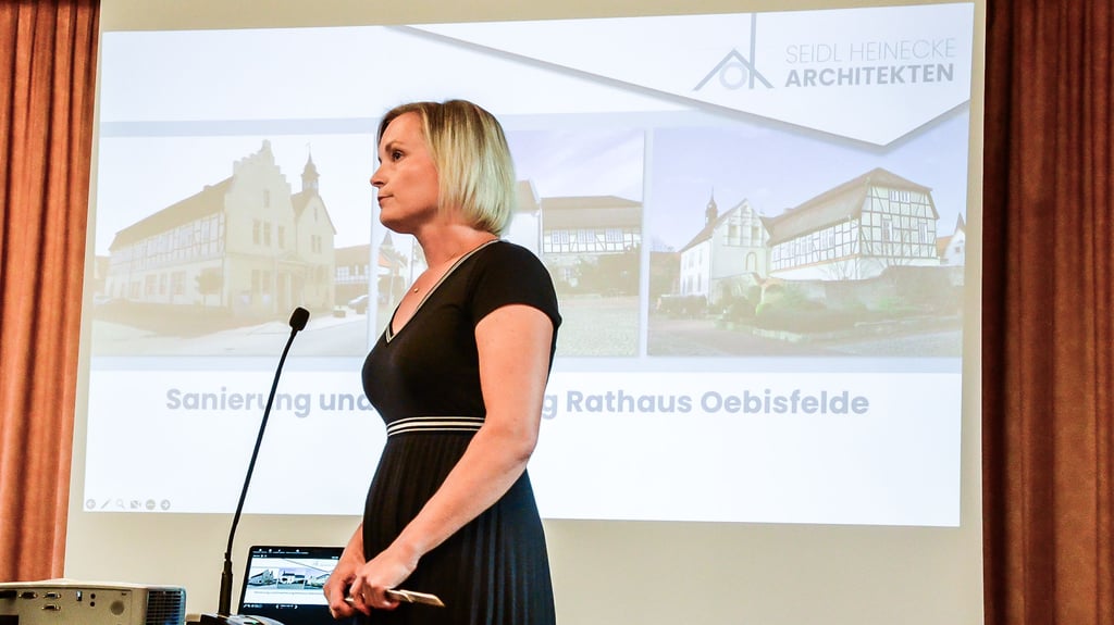 Anja Albrecht vom Architekturbüro Seidl & Heinecke bei der Präsentation des aktuellen Konzeptes.