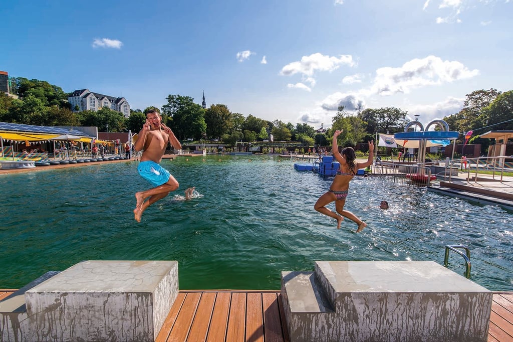 Familienausflug nach Bad Frankenhausen: Im Solewasser-Vitalpark springen Kinder ins Wasser und erleben Spaß, Erholung und Thüringer Ferienfeeling.