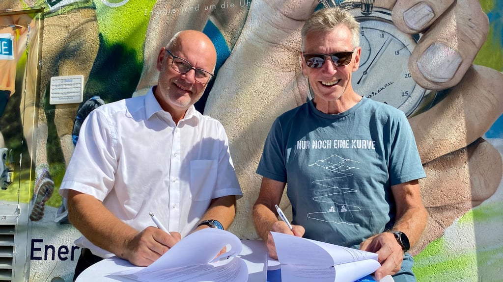 Die Stadtwerke Wernigerode unterstützen den Harz-Gebirgslauf seit mehr als zehn Jahren: Geschäftsführer Steffen Meinecke (links) unterzeichnet den Sponsoring-Vertrag für 2025 mit Dietmar Ristau vom ausrichtenden Verein.