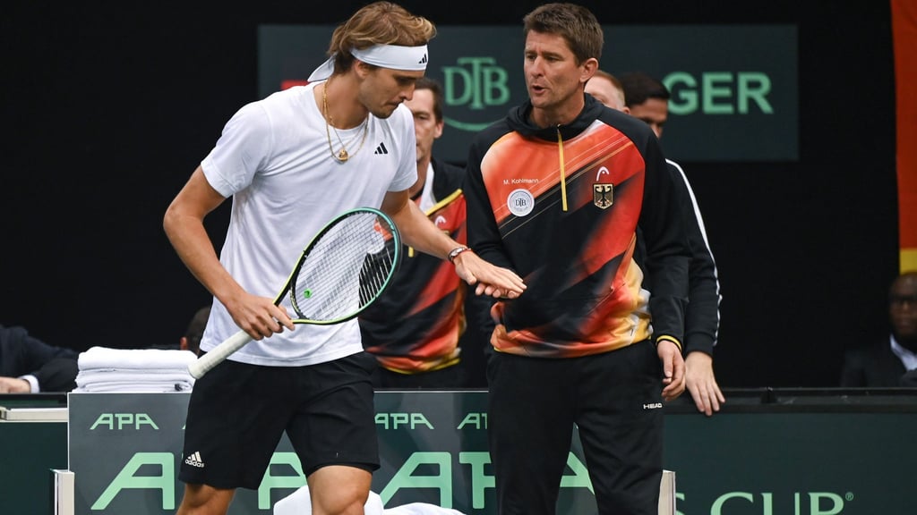 Alexander Zverev (l) fehlt Teamchef Michael Kohlmann bei der Davis-Cup-Quali gegen Japan