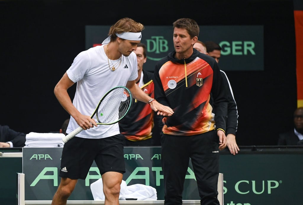 Alexander Zverev (l) fehlt Teamchef Michael Kohlmann bei der Davis-Cup-Quali gegen Japan
