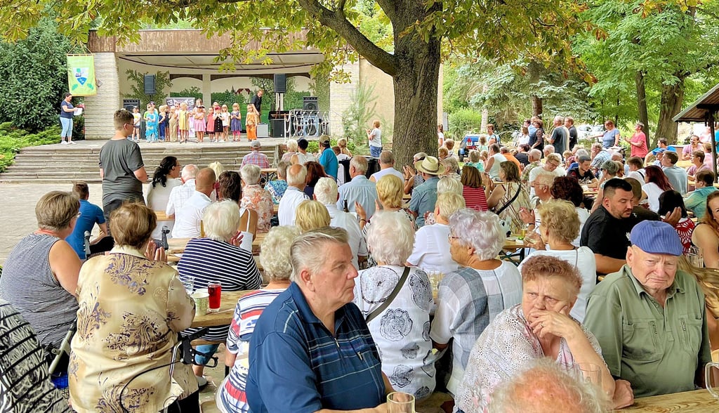 Die schattigen Plätze unter Bäumen sind beim Heimat- und Jägerfest seit Jahren besonders begehrt.