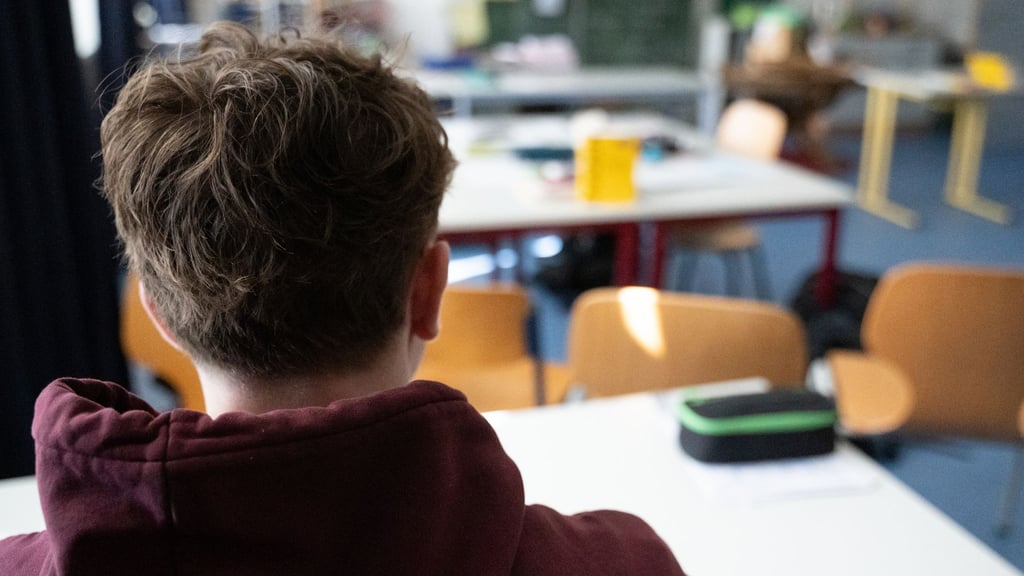 Auch bei Fehlverhalten anderer Schüler können Eltern keine Versetzung oder Entlassung eines Mitschülers erzwingen.