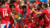 Kingsley Coman mit dem Champions-League-Pokal 2020 in Lissabon.