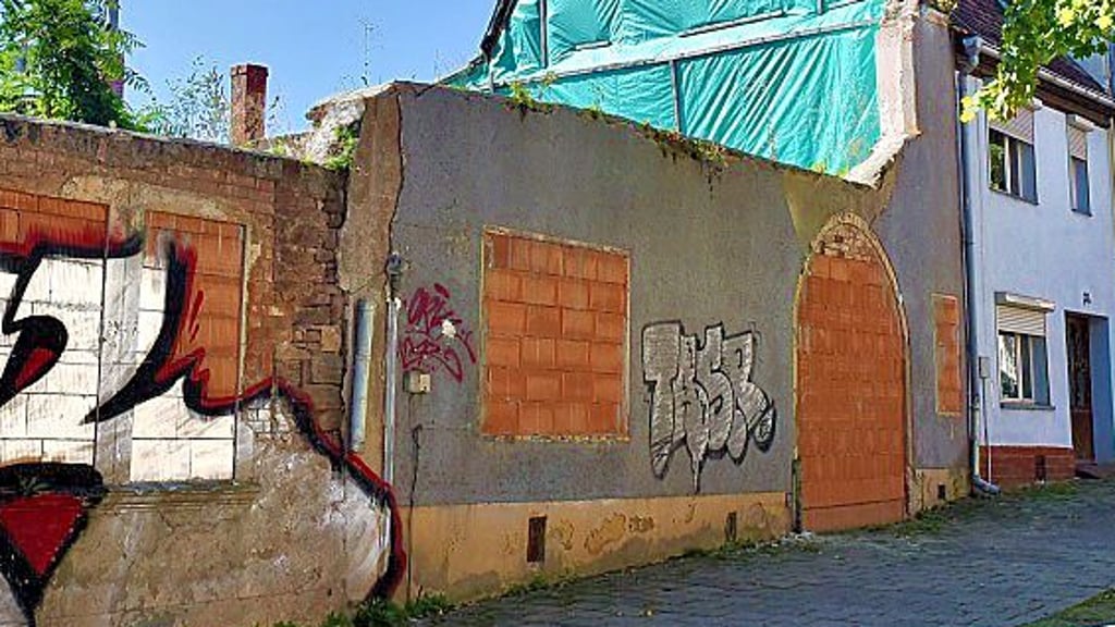 Von dem Haus steht nur noch ein Rest Fassade.