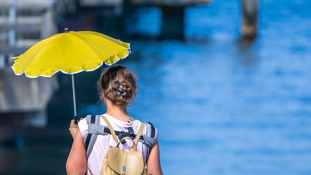 Manche helfen sich mit Sonnenschirmen.
