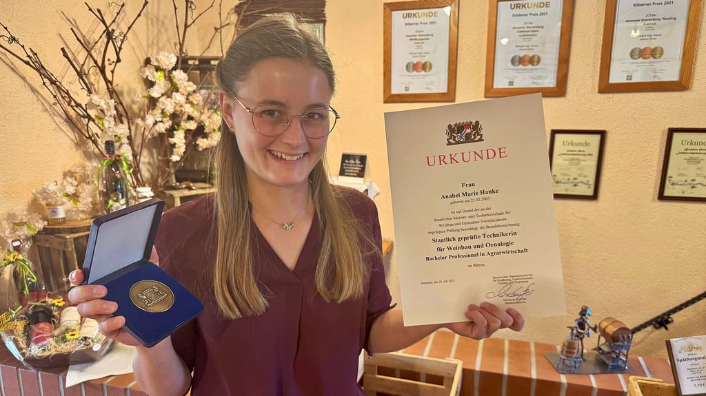 Winzerin Anabel Hanke hat es geschafft! Nach der Ausbildung zur Technikerin hat sie als Klassenbeste eine Meistermedaille erhalten.