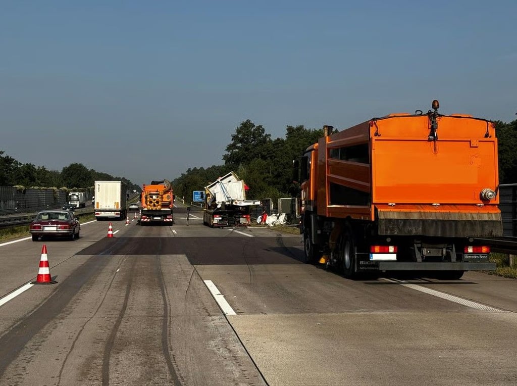 Der Schaden des Unfalls auf der A2 bei Magdeburg liegt laut Polizei im mittleren fünfstelligen Bereich.