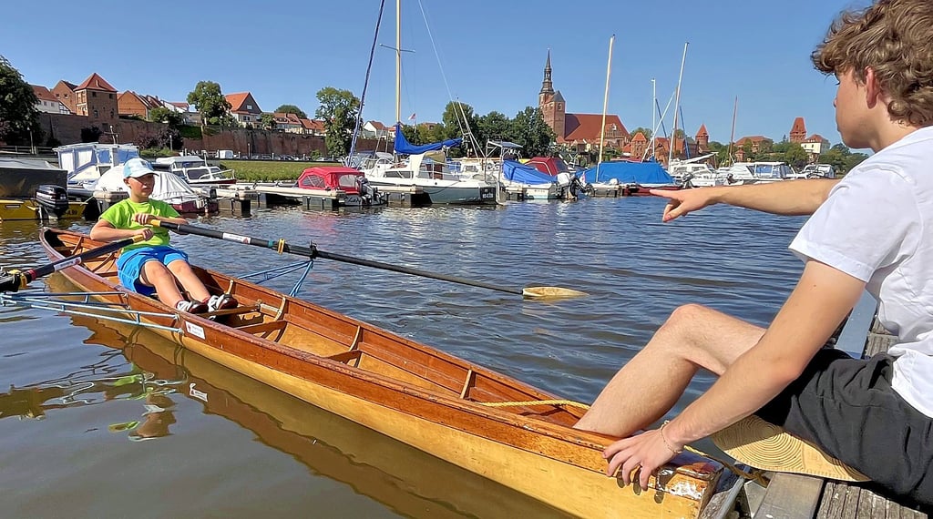 Maddox Fenn (rechts) ermöglicht Max erste Berührungen mit Ruderboot und Wasser.