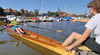 Maddox Fenn (rechts) ermöglicht Max erste Berührungen mit Ruderboot und Wasser.