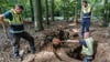 Archäologen haben in Schleswig-Holstein statt der vermuteten Raubgrabung eine Gefechtsstellung der Bundeswehr ausgegraben.