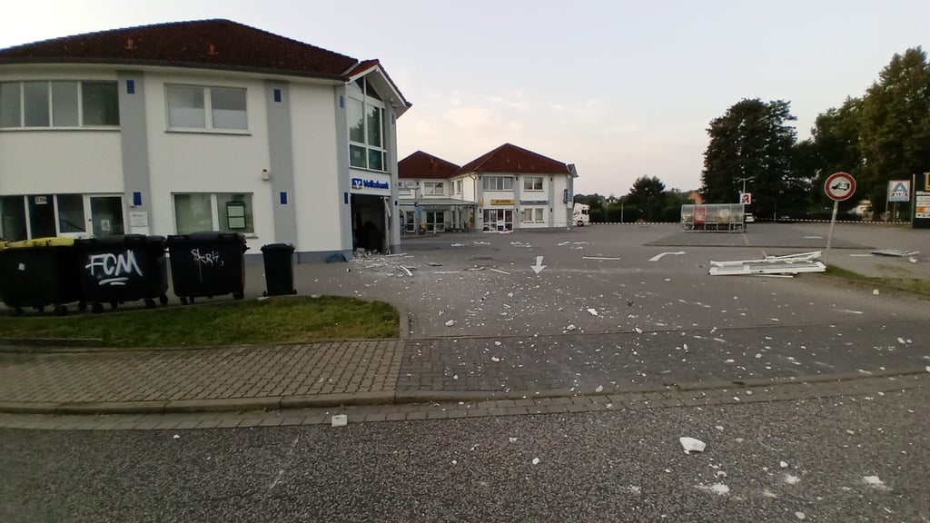 In Möckern haben unbekannte Täter einen Geldautomaten in der Burger Straße gesprengt.