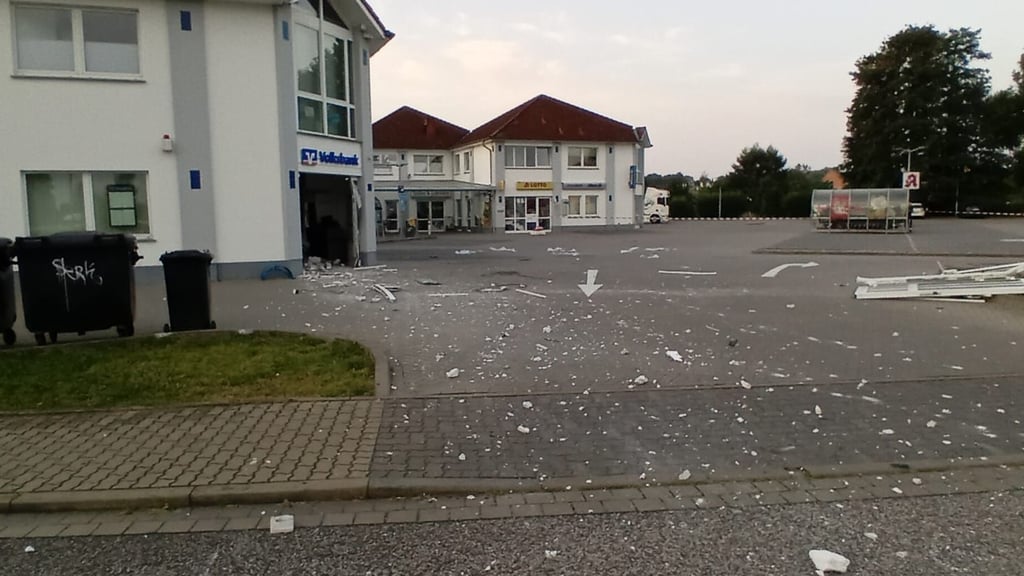 In Möckern haben unbekannte Täter einen Geldautomaten in der Burger Straße gesprengt.
