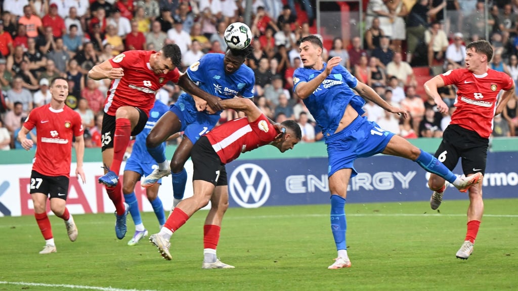 Patrik Schick (2. v. r.) brachte die Leverkusener in Führung.