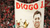 Fans zeigten ein Banner mit dem Bild des verstorbenen Diogo Jota.