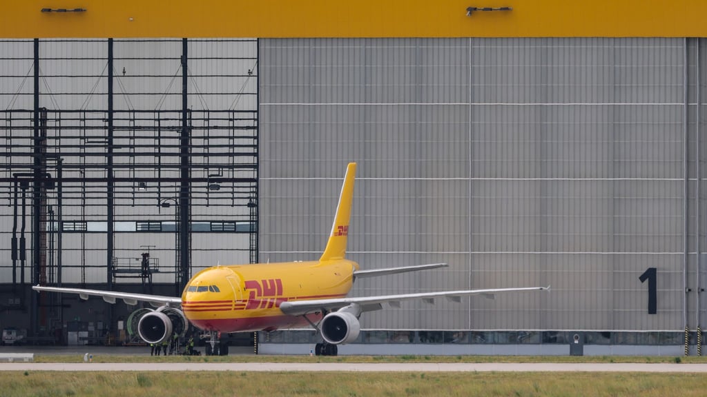Die Mitteldeutsche Flughafen AG muss Beschäftigte entlassen. (Symbolbild)