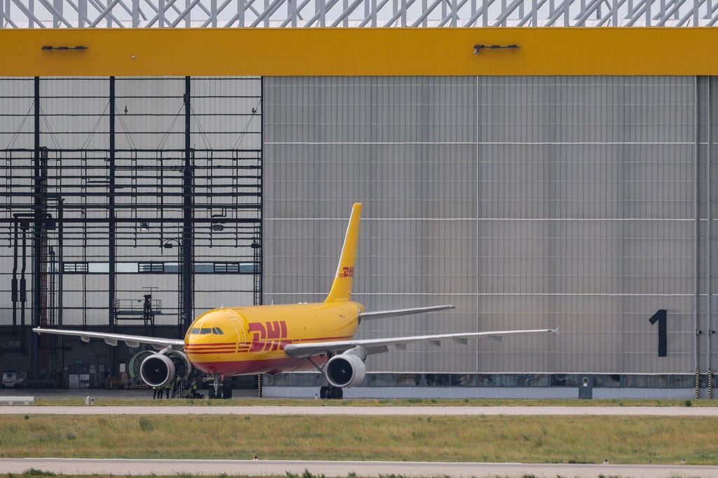Die Mitteldeutsche Flughafen AG muss Beschäftigte entlassen. (Symbolbild)